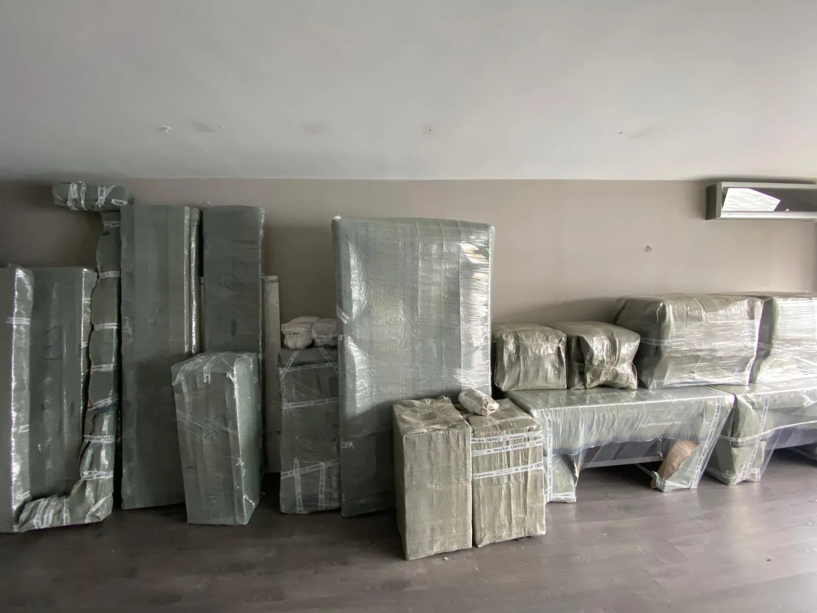 Taşıma öncesi streç film ve battaniye ile paketlenmiş ev eşyaları